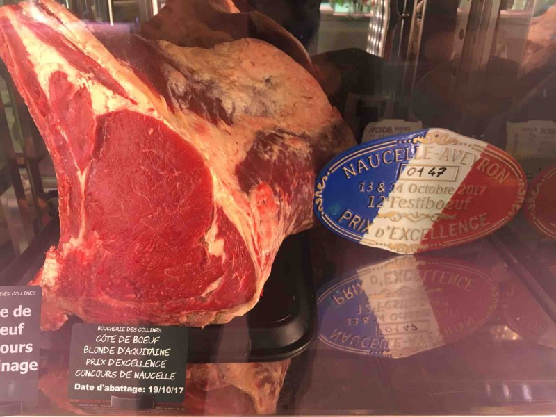 Boucher proposant des viandes de bœuf maturées à Aubagne