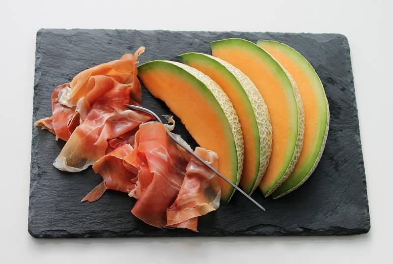 Le jambon de parme est à l'honneur pour accompagner vos melons frais à l'apéritif à Aubgane